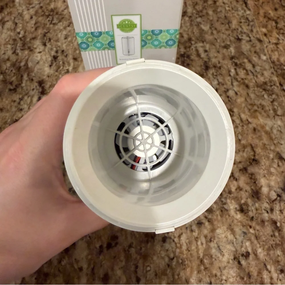 SCENTSY Go Solid White Portable Pod Diffuser Travel Small Space Chargeable